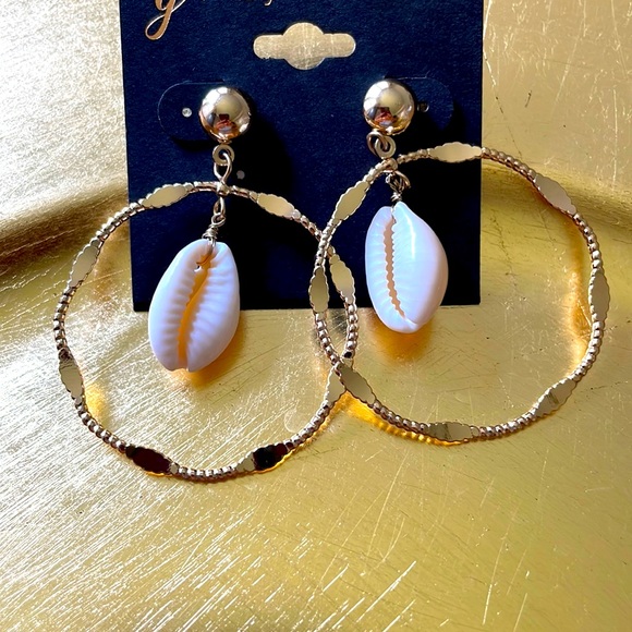 NWT Boho Seashells Gold Tone Summer Vibes Beach Earrings - Picture 3 of 4